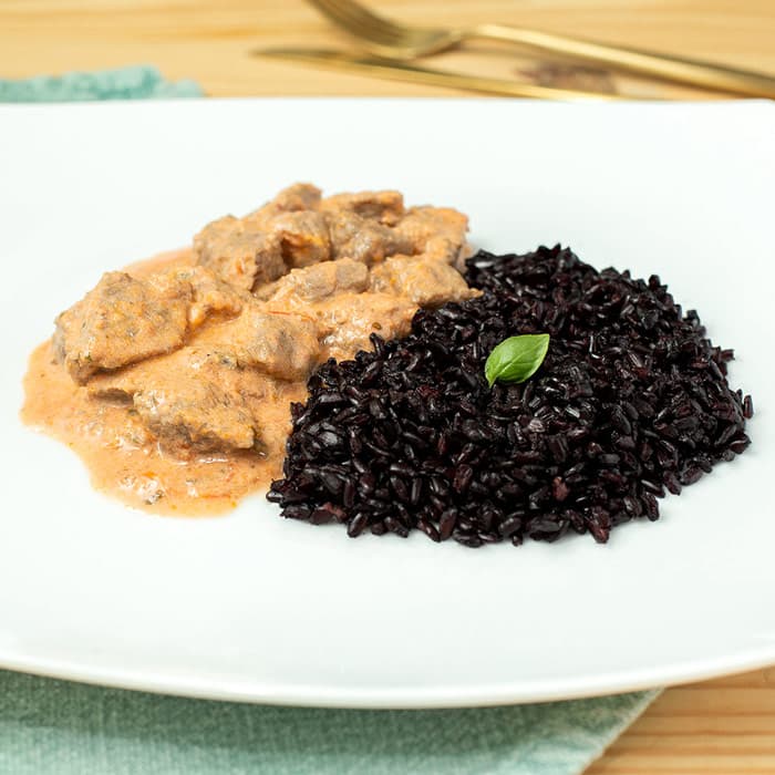 Estrogonofe de carne zero lactose com arroz negro - Marmita Fitness