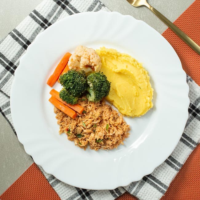 Frango desfiado com purê de mandioquinha e vegetais salteados