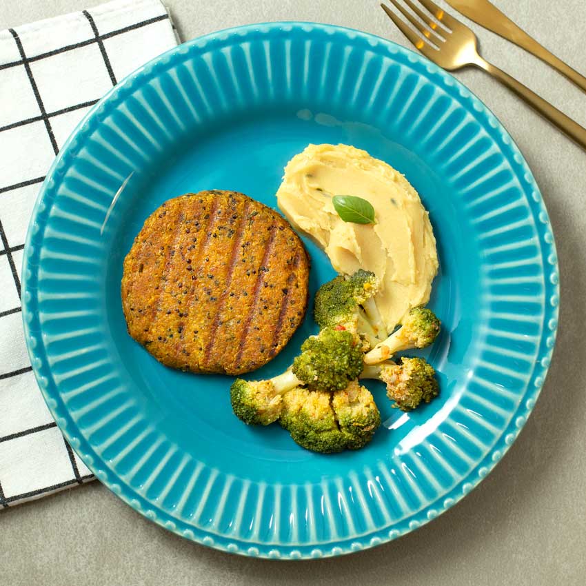Hambúrguer de Quinoa com Purê de Mandioca e Brócolis Salteados
