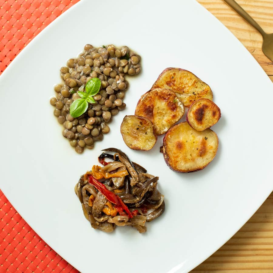 Lentilha com Batata Doce Rústica e Caponata de Berinjela