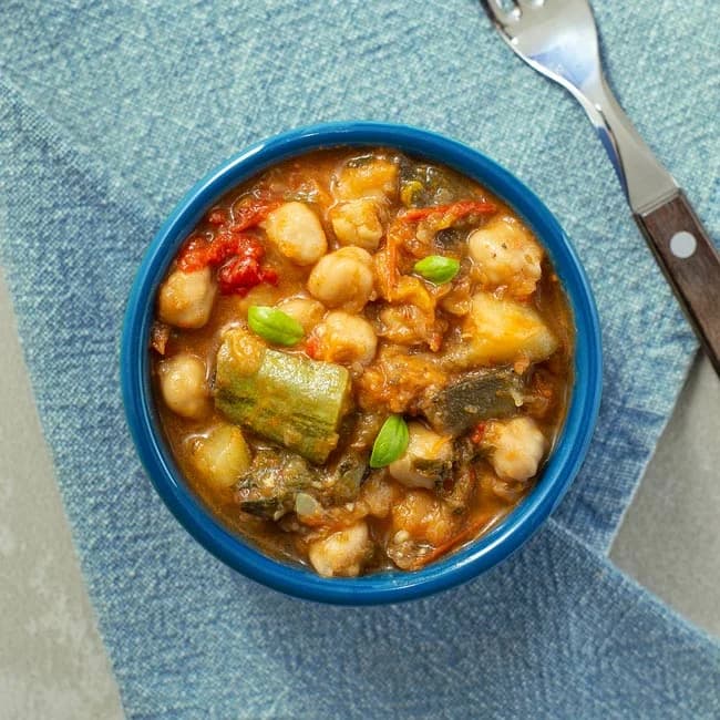 Picadinho de vegetais com grão de bico